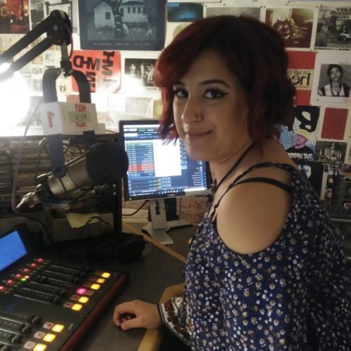 Ericka Corrall'22在WBCR主持一个广播节目，这是MG官方电子平台的学生经营的广播电台...